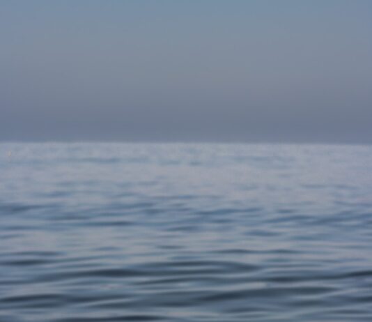 ‘숙면도 디지털로 관리한다’…수면 트렌드는 ‘테크 & 마인드풀니스’ a view of a body of water from a boat