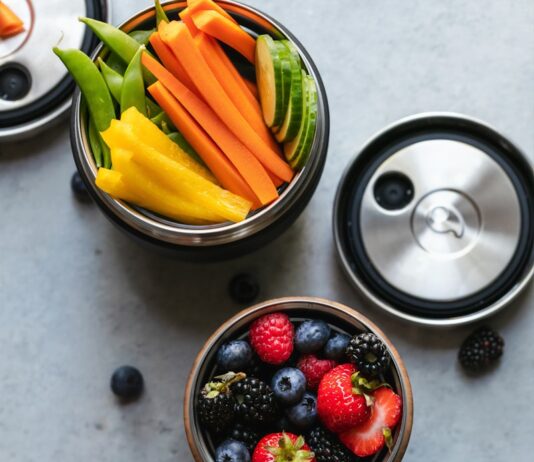 몸이 좋아한다고 말하지 않는 음식들이 우리에게 남기는 것들 sliced fruits