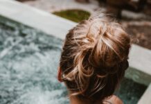 나만의 속도로 즐기는 웰니스, 일상에서 실천하는 건강 문화 woman in hot tub