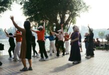 “관절 수명 지키며 근육 늘린다”… 고령층 강타한 ‘저충격(Low-impact) 운동’ People exercising outdoors by a lake