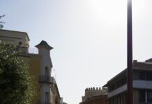 ‘마이크로 모먼트 운동’, 바쁜 일상 속 건강 챙기기 방법으로 주목 A woman walking down a street next to tall buildings