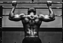 “나잇살인 줄 알았는데 질병이었다”… 당신의 생존 저축 ‘근육’이 녹고 있다 grayscale photo of man working out