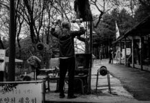 지속 가능한 웰니스: “완벽보다 꾸준함,” 100세 시대까지 지치지 않는 루틴 설계법 man in black jacket and pants standing on a ladder