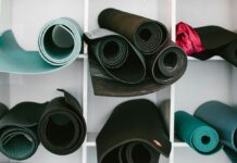 요가 매트 고르는 법: “5천 원부터 20만 원까지,” 미끄러지지 않는 ‘인생 매트’ 선택 기준 black and white speakers on white shelf