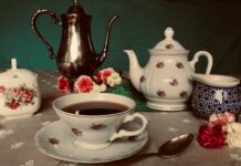 여성 건강, 작은 습관이 큰 변화를 만든다 white and red floral ceramic teapot on table