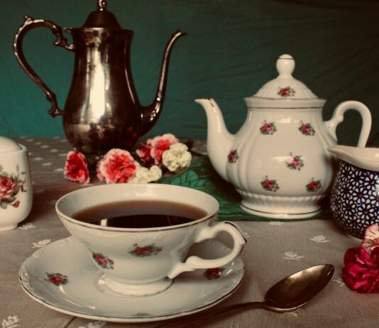 여성 건강, 작은 습관이 큰 변화를 만든다 white and red floral ceramic teapot on table