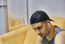 “이유 모를 무기력감, 만성피로 극복 ‘생활 루틴’이 해답” a man sitting at a table with a plate of food