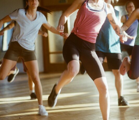 헬스장 대신 스테이지로: 운동으로서의 댄스가 가진 칼로리 연소의 과학 group of women running on brown wooden floor