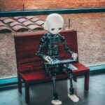 일상 속 AI 건강 관리, 스마트하게 챙기는 웰빙 루틴 black and white robot toy on red wooden table