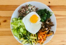 ‘지속 가능한 식단’이 건강 트렌드로… 내 식탁에 실천하는 작은 변화 egg on white ceramic plate