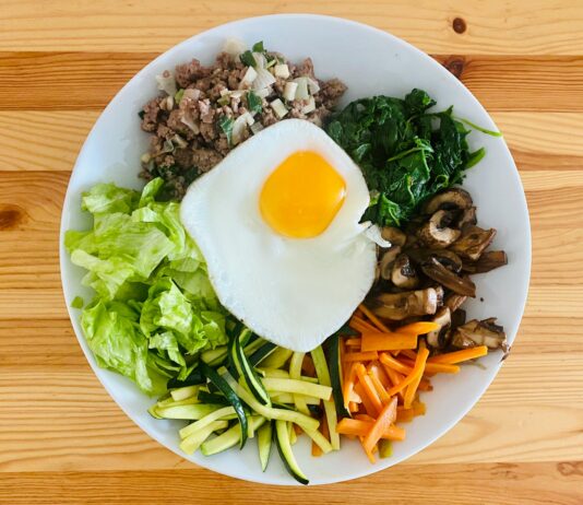 ‘지속 가능한 식단’이 건강 트렌드로… 내 식탁에 실천하는 작은 변화 egg on white ceramic plate