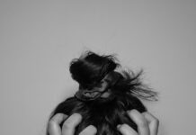 일상 속 스트레스, 작지만 확실한 실천으로 관리한다 a woman covering her face with her hands