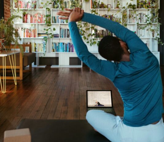 근육 잡는 건강 트렌드, 일상 속 작은 변화가 만든다 a man doing yoga in a living room