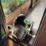 만성피로, 작은 습관 변화로 이겨내기… 한국인 맞춤 활력 찾기 전략 Woman sitting on balcony with smartphone